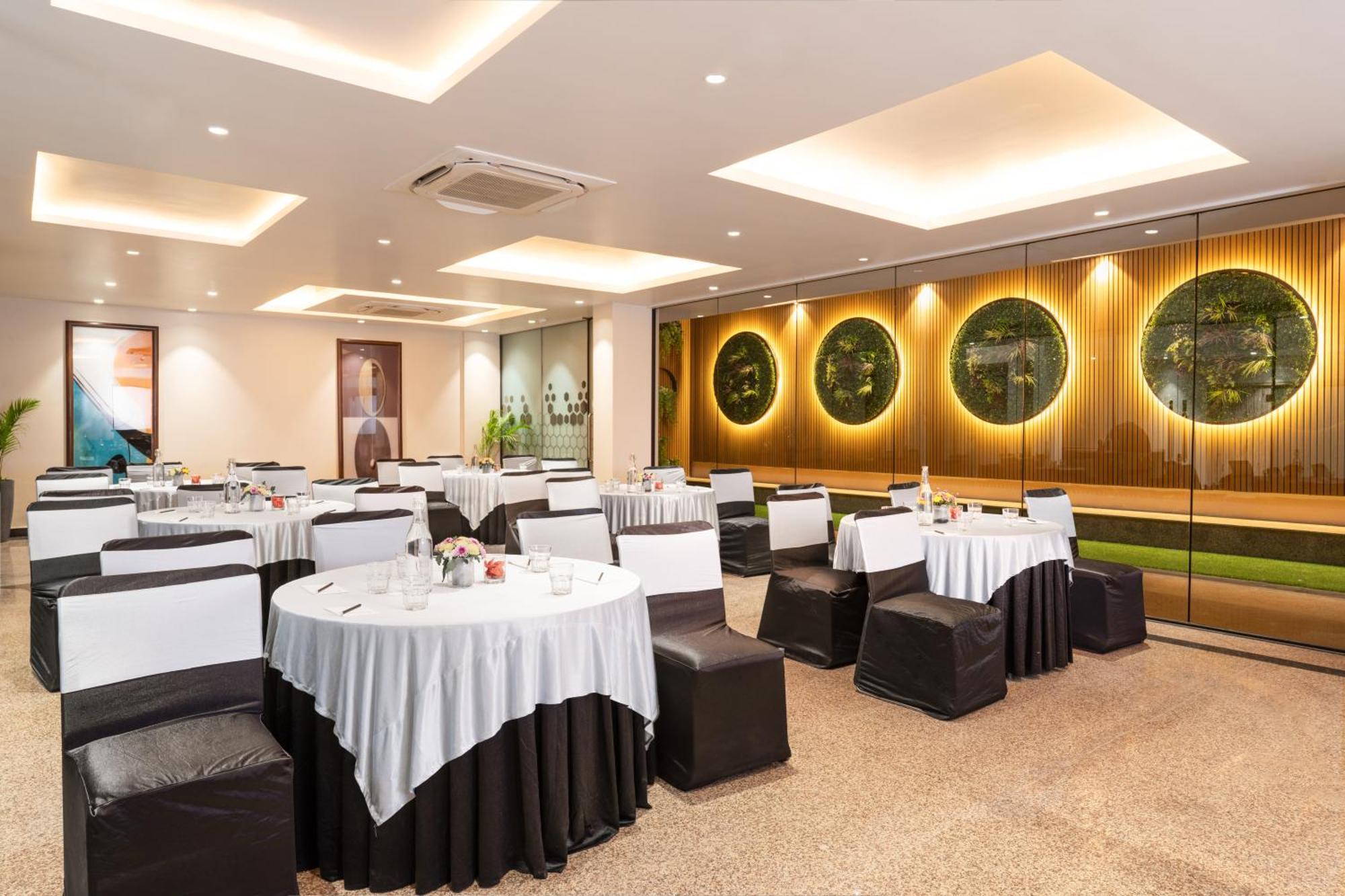 Foxtrail, Sector 42 - Am Hotel Kollection Gurgáon Kültér fotó