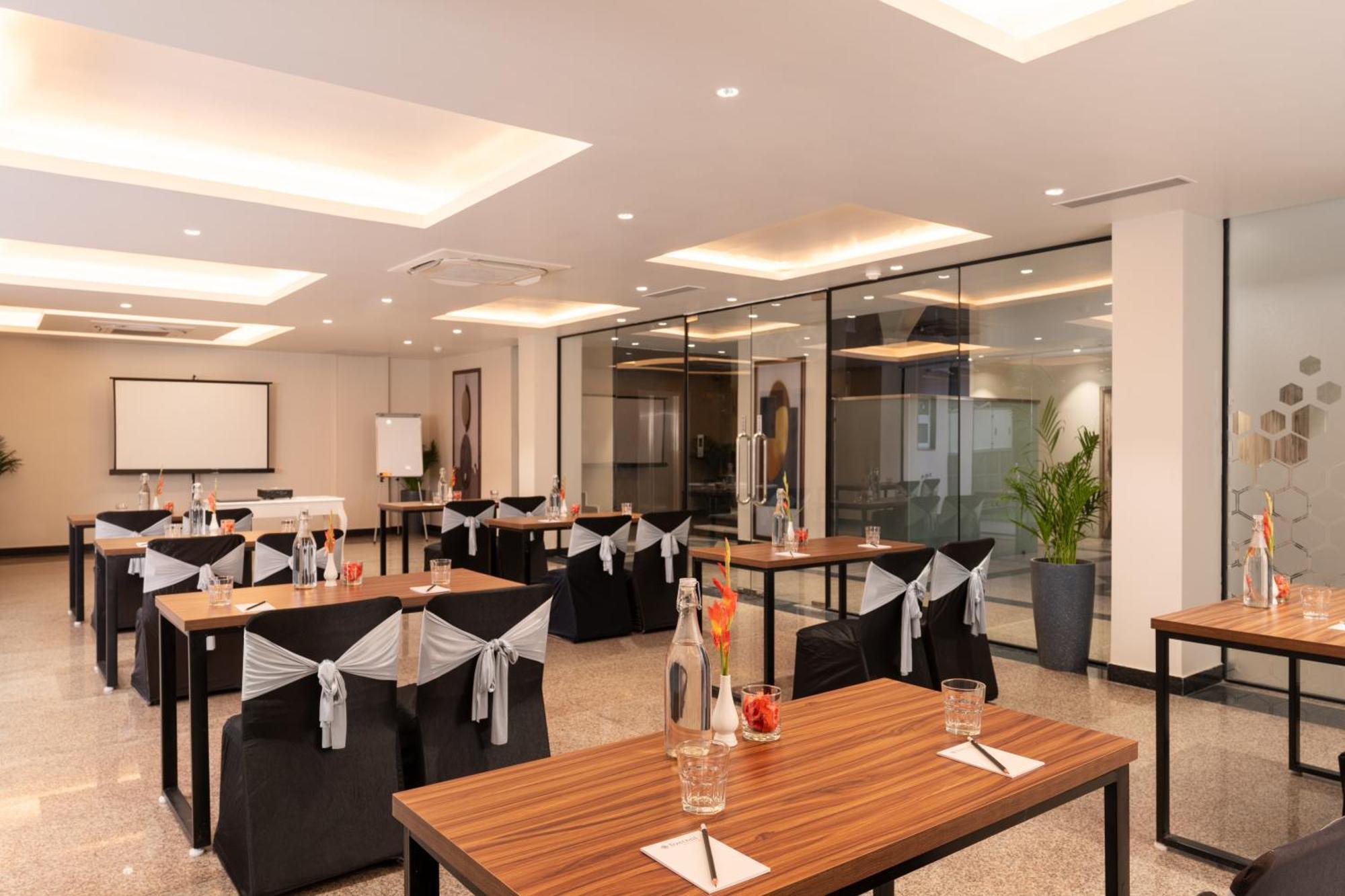 Foxtrail, Sector 42 - Am Hotel Kollection Gurgáon Kültér fotó