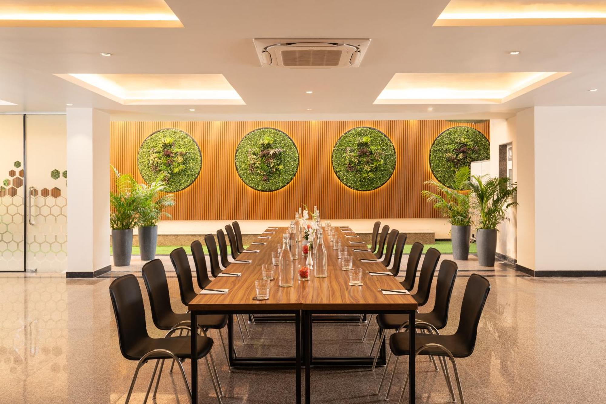 Foxtrail, Sector 42 - Am Hotel Kollection Gurgáon Kültér fotó